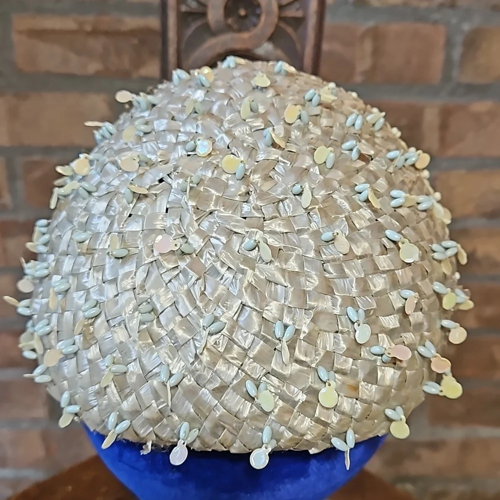 Vintage straw, beaded hat with netted tie from the 1940s or 1950s - Picture 6 of 8